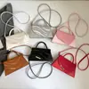 Novo Estilo Patchwork Borda Diagonal Verão 2026 Nova Bolsa de Mão Metálica Estilosa Color-Blocking Casual Quadrada Pequena de Ombro para Mulheres