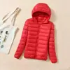 Venta al por mayor de fábrica Otoño Invierno Comercio exterior Ligera Multicolores Chaqueta de algodón con capucha para mujer Abrigo de algodón Estilo corto Tallas grandes Adelgazante Chaqueta de algodón Ropa de abrigo