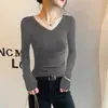 Camiseta básica de modal negra con cuello en V para mujer, nuevo estilo otoño e invierno 2026, top elegante de manga larga ajustado de cuello bajo