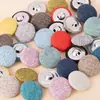 Botões coloridos encapados em tecido são acessórios decorativos versáteis para camisas, suéteres e cardigãs, oferecendo um toque de luxo leve e sofisticado com seu formato redondo de cogumelo.