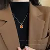 Collar de perlas de temperamento de lujo ligero de alta venta 2025 para mujer, diseño de nicho, cadena de clavícula de alta gama, accesorios versátiles de moda