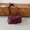 Bolsa de ombro sob o braço de alta qualidade Dongdaemun coreana, bolsa de ombro leve de luxo em nylon, bolsa de mão versátil de nicho para o dia a dia.