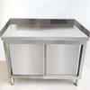 Banco de trabajo con puerta corredera de acero inoxidable Mesa de Ramen comercial de tres lados Mesa de operación de hotel Mesa de carga de cocina Gabinete con respaldo