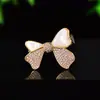 Broche de Laço em Madrepérola Branca Natural com Strass Completo, Acessório Elegante Versátil para o Dia a Dia, Pequeno Broche Anti-Exposição Atacado