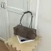 Bolsa feminina de grande capacidade 2026 nova bolsa de ombro casual nicho vintage com toque de alta qualidade para trabalho e deslocamento, bolsa tipo travesseiro