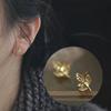 Pendientes de plata de ley S925 bañados en oro. Una pequeña hoja de oro. Elegantes mini pendientes de hoja de arce.