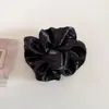 Scrunchie de Cetim Perolado Estilo Coreano com Strass e Pregas, Alto Valor Estético, Acessório Versátil para Prender o Cabelo