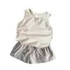 Conjunto de Três Peças de Roupa Infantil Estilo Coreano para o Verão: Colete Listrado para Bebê, Camiseta com Laço, Roupa Super Fofa com Proteção Solar, Macacão de 1 Peça para Meninas