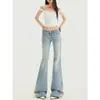 Calça Jeans Azul Claro Patchwork de Renda Micro Flare Tendência Outono 2026 Novo Estilo Cintura Baixa Emagrecedora Versátil Calça Micro Flare