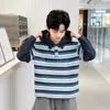 Sudadera con capucha de dos piezas de imitación a rayas para niños, nuevo estilo primavera/otoño 2026, top de manga larga con cuello polo para niños mayores, moderno