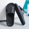 Sandalias gruesas de patrón de diamante populares europeas y americanas, pantuflas planas antideslizantes y resistentes al desgaste, pantuflas casuales de talla grande para ventas transfronterizas