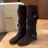 Botas Longas Retro Merlot com Aumento Interno de Altura Femininas 2026 Novo Estilo Botas Arredondadas Acima do Joelho Botas de Equitação Emagrecedoras
