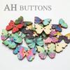 Atacado de fábrica botões de madeira Color Butterfly com impressão adesivos artesanais joias diy fivela de madeira colorida mista
