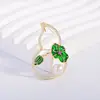 Nova Broche de Folha de Lótus e Cabacinha Cravejada com Zircônias da Moda Broche de Pérola de Água Doce de Luxo Leve Personalizado de Nicho