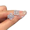 Brincos de Trevo Cheios de Diamantes de Luxo Leve e de Alta Qualidade, Brincos de Flor Vazados de Zircônia de Nicho, Acessórios de Orelha Simples e Elegantes Atacado