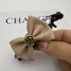 Pinza de Plátano de Cuero de Sarga Versátil Coreano con Lazo Camelia Dorada Horquilla de Pedrería Horquilla para Recoger la Mitad del Cabello Accesorio para el Cabello