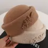 Boina de Lana con Flor de Invierno para Mujer, Nuevo Estilo Retro Cálido, Sombrero de Copa Pequeño, Moda, Temperamento, Gorro de Auxiliar de Vuelo, Gorro de Pintor, Tendencia