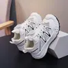 Sapatos de Malha para Meninas 2026 Novo Verão Malha Simples Vazado Respirável Sapatos Esportivos Infantis Solado Macio Antiderrapante Sapatos de Estudante Pai