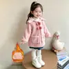 Jaqueta Infantil Feminina Inverno 2026 Nova Estilosa Menina Plus Veludo Engrossado Bebê Menina Ano Novo Casaco Peludo Roupas de Inverno Infantil