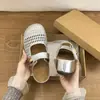 Meias pantufas femininas trançadas com bico fechado, novo modelo de verão 2026, respiráveis, vazadas, com velcro, versáteis para o dia a dia, meias pantufas de calçar fácil