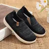 Zapatos de tela de punto hueco de verano estilo Pekín antiguo para mujer, zapatos casuales sin cordones, zapatos transpirables de suela blanda para caminar para madres de mediana edad y mayores