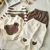 Conjunto infantil estilo coreano para primavera e outono, nova blusa de moletom bordada com urso de desenho animado para meninos e meninas, conjunto casual de duas peças listrado para bebês
