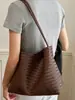 Bolsa de palha trançada estilo vintage coreano com textura única, bolsa de ombro e de axila simples e de nicho para o verão de 2026