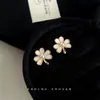 Brincos de Tarraxa Flor de Três Pétalas Banhados a Ouro 14K Estilo Luxo Leve Simples de Alta Qualidade Moda para o Dia a Dia Brincos Elegantes Fábrica