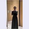 Vestido negro pequeño de hombros descubiertos puro deseo 2024 estilo Hepburn cintura ajustada vestido de moda ajustado tubo vestido nuevo