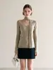 Nuevo suéter de punto liso de cuello en V ajustado minimalista 2026, un top versátil y elegante para mujer, estilo 8400