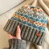 Gorro de lana Fair Isle para mujer, otoño e invierno, engrosado, versátil, a prueba de frío, gorro atmosférico, cálido, protección para las orejas, gorro de punto, moderno