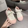Tênis brancos de sola grossa femininos, novo modelo outono 2026, sapatos fofos chunky versáteis com estampa de estrela, tênis casuais esportivos, modernos