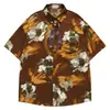 Camisa Masculina Casual Manga Curta Colarinho Estilo Americano com Estampa Floral em Tinta-Lava Marrom, Fita Paisley, Caimento Vintage, Corte Solto