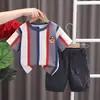Estilo Coreano Nuevo Llegada Estilo Occidental Bebé Verano Rayas Verticales Dibujos Animados Mangas Cortas Pantalones Cortos Conjunto de Dos Piezas Traje de Moda Fresco de Verano para Niños
