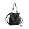 Bolso cruzado versátil de un solo hombro 2026 Nuevo diseño de nicho Bolso de mano pequeño con cadena Bolso tipo cubo de moda Tendencia Venta caliente