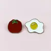 Broche de Huevo Escalfado Tomate Lindo Japonés Forma de Comida de Dibujos Animados Insignia Versátil Personalizada Accesorios de Metal Venta al por Mayor