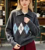 Suéter de malha outono novo para mulheres, estilo artístico europeu e americano, com padrão de losangos, gola virada, plus size, modelagem slim, com decote reto nos ombros