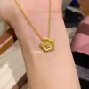 Nova Tendência Nacional Estilo Chinês Pingente de Florzinha Dourada Escovada Luxo Alto Padrão Colar de Flor Corrente de Clavícula Simples Versátil para Mulheres