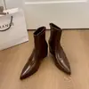 Botas elegantes de tacón de cuña con punta fina, estilo petite, de nuevo diseño, botines cortos estilo francés para mujer, botas estilizadas que aumentan la altura, moda de otoño e invierno