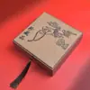Pulsera de Madera con Borlas de Tela Hueca Estilo Chino, Joyería, Cuentas de Oración, Caja de Regalo, Caja de Papel