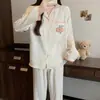 Conjunto de pijama de duas peças em algodão nuvem, macio e fofo, com gola com acabamento de concha e bojos no peito, fofo e confortável para meninas dormirem em casa.