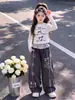 Conjunto Casual de Outono para Meninas 2026 Novo Estilo Crianças Pequenas e Grandes Slim Fit Camiseta de Manga Longa Calça de Moletom com Desenho Calça de Renda de Perna Larga