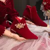 Zapatos de boda para mujer para las cuatro estaciones, nuevo modelo 2025, tacón grueso, adecuados tanto para vestidos de boda tradicionales como modernos, color burdeos, zapatos de novia de tacón alto que son cómodos de llevar
