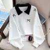 Blusa Autonal com Gravata Borboleta e Bordado Contrastante, Gola Polo Estilo Preppy, Moletom Novo para Meninas, Moderno e Estiloso para Primavera e Outono