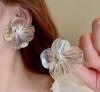 Pendientes de flores de metal distintivos estilo Hepburn, de nicho europeo y americano, elegantes, combinables con todo, de alta gama, ligeros, lujosos y elegantes.