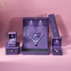 Caja de Joyería Morada de Charol Iluminada con LED Set de Collar, Aretes y Anillos Caja de Regalo para Joyería Fabricante Directo Personalización