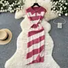 Vestido de Punto Retro de Moda para Mujer con Cuello Polo de Manga Corta, Rayas en Contraste, Ceñido a la Cintura y Ranura Interior