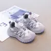 Zapatos deportivos para niños 2025 otoño versátiles moda transpirables zapatillas para correr estudiante suela blanda hebilla giratoria antideslizantes zapatos casuales