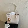 Bolsa tote de luxo leve, de nicho, de alta qualidade para mulheres, novo modelo de verão 2026, bolsa de ombro requintada, bolsa de grande capacidade para o dia a dia