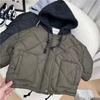 Ropa Infantil Estilo Coreano Otoño e Invierno Chaqueta de Algodón con Capucha Falsa de Dos Piezas para Niños y Niñas, Abrigo de Algodón Acolchado Grueso de Longitud Media Moderno